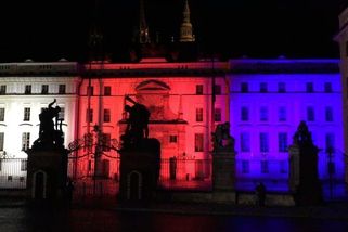 Jak vypadá česká trikolóra. Nesprávné pořadí barev může odkazovat třeba na Rusko - Novinky